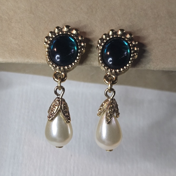 None Jewelry - EUC Vintage Gold Tone Teal Blue Cabochon Faux Pearl Clip On Earrings